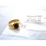 9K GOLD AND RED STONE RING SIZE: Q W: 5.5G