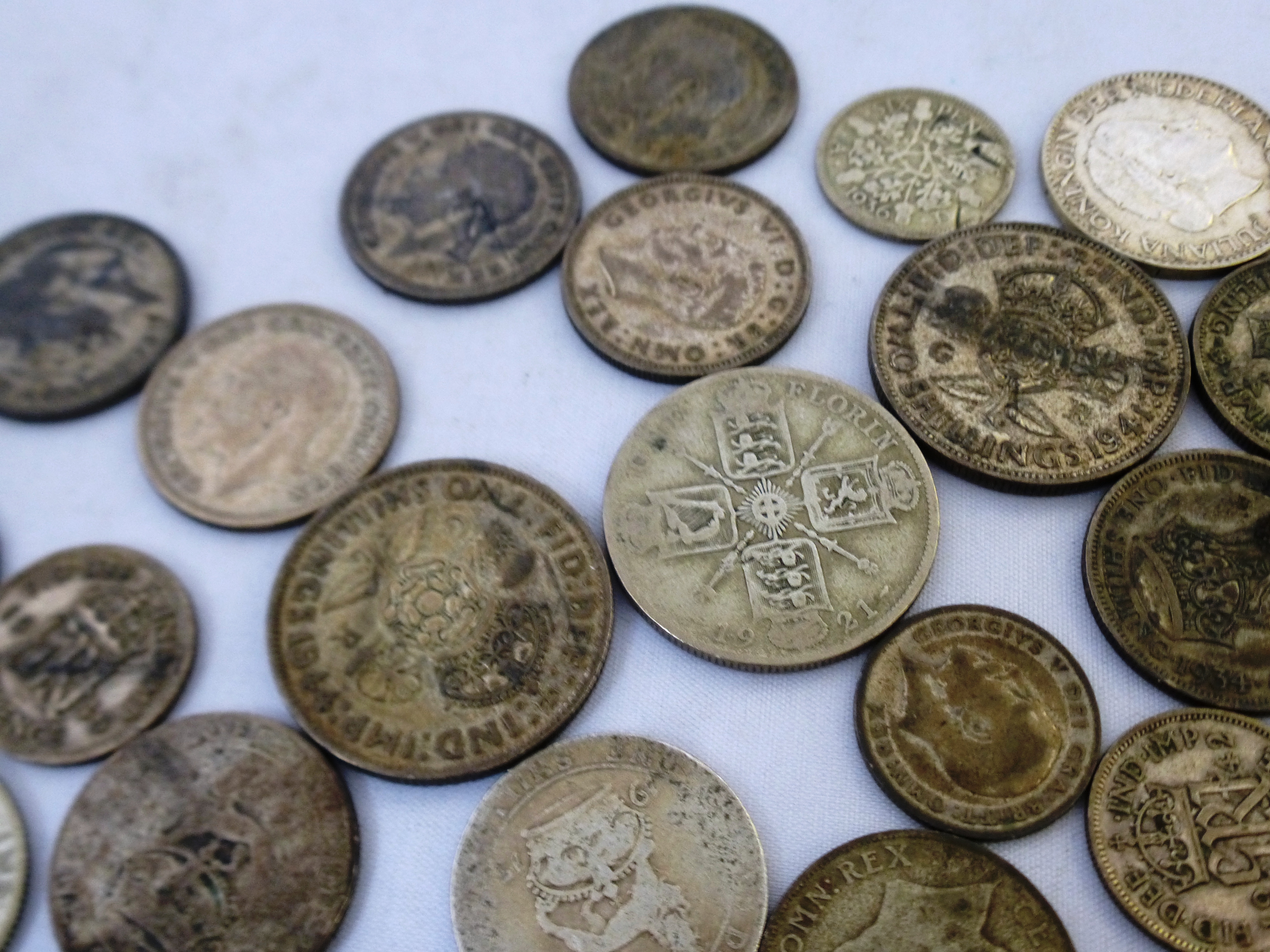 BAG OF ASSORTED SILVER COINS INCLUDING UK AND MEMORIAL HALF DOLLAR APPROX W: 13.3 OZT - Image 9 of 9