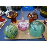 5 PAPERWEIGHTS INCLUDING MDINA AND WEDGWOOD