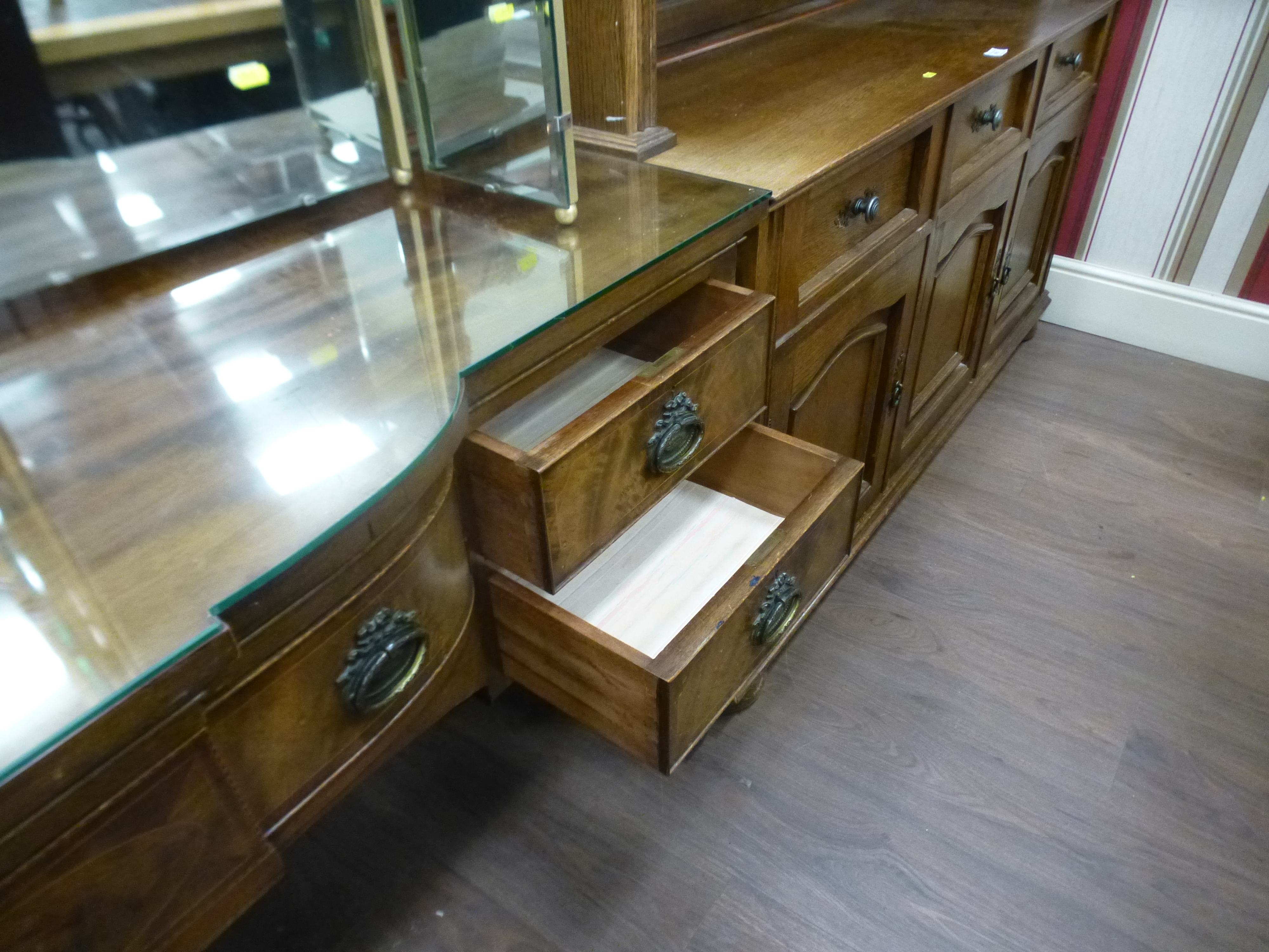 INLAID DRESSING TABLE - Image 3 of 3