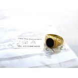 9K GOLD AND BLACK STONE RING SIZE: S W: 3.9G