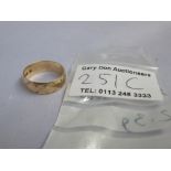 9K GOLD RING SIZE: K/L W: 2.3G