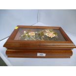 BOX OF ASSORTED COSTUME JEWELLERY INCLUDING BROOCHES,