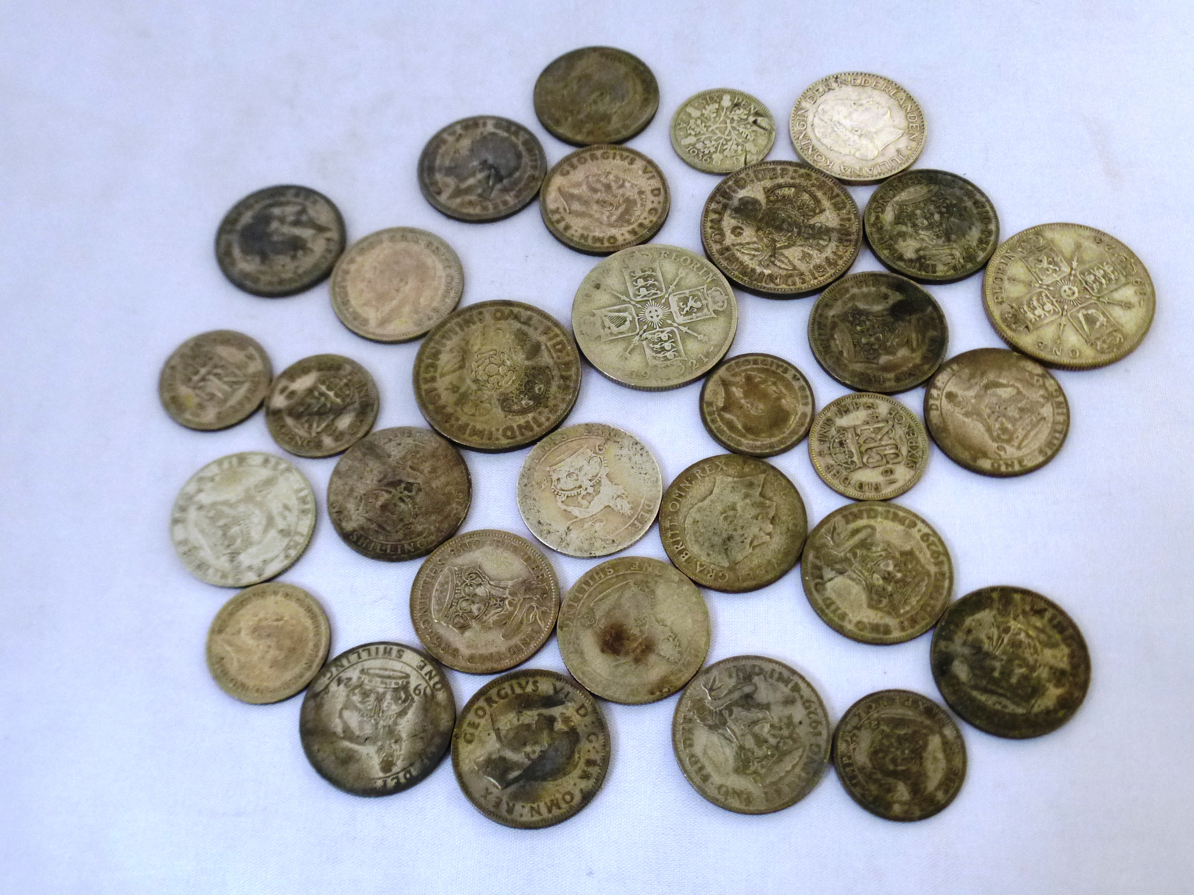 BAG OF ASSORTED SILVER COINS INCLUDING UK AND MEMORIAL HALF DOLLAR APPROX W: 13.3 OZT - Image 7 of 9