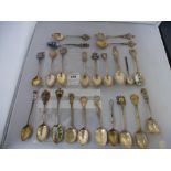 QUANTITY OF ASSORTED SILVER SPOONS INCLUDING ENAMEL AND COLLECTORS TOTAL W: 11.5 OZT