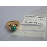 9K GOLD RING WITH GREEN STONE SIZE: J W:6.3G