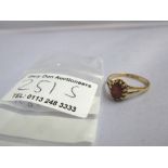 9K GOLD AND RED STONE RING SIZE: N/O W:1.5G