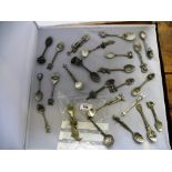 QUANTITY OF PEWTER COLLECTORS SPOONS