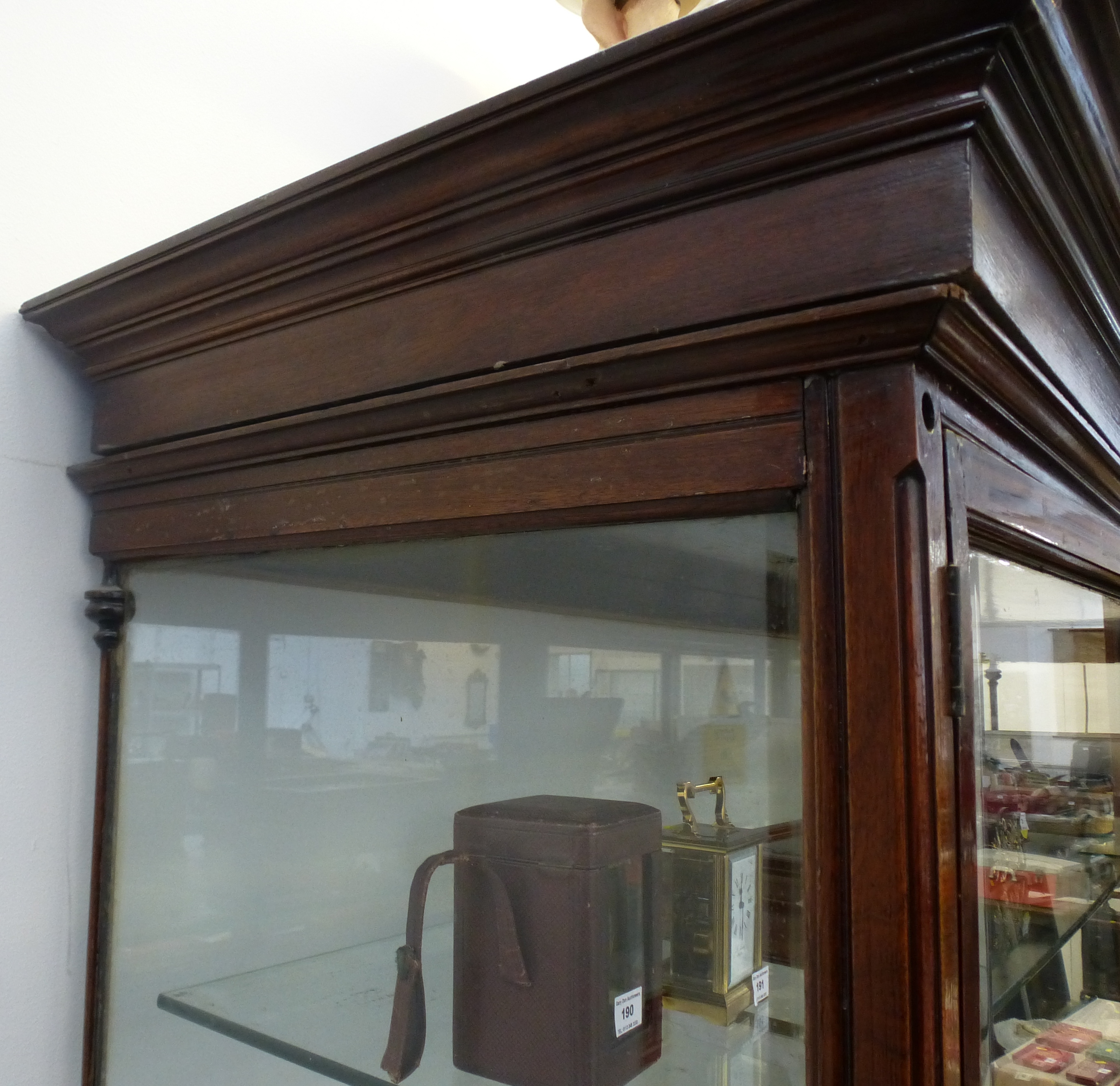 LARGE GLASS DISPLAY CABINET - Image 3 of 4