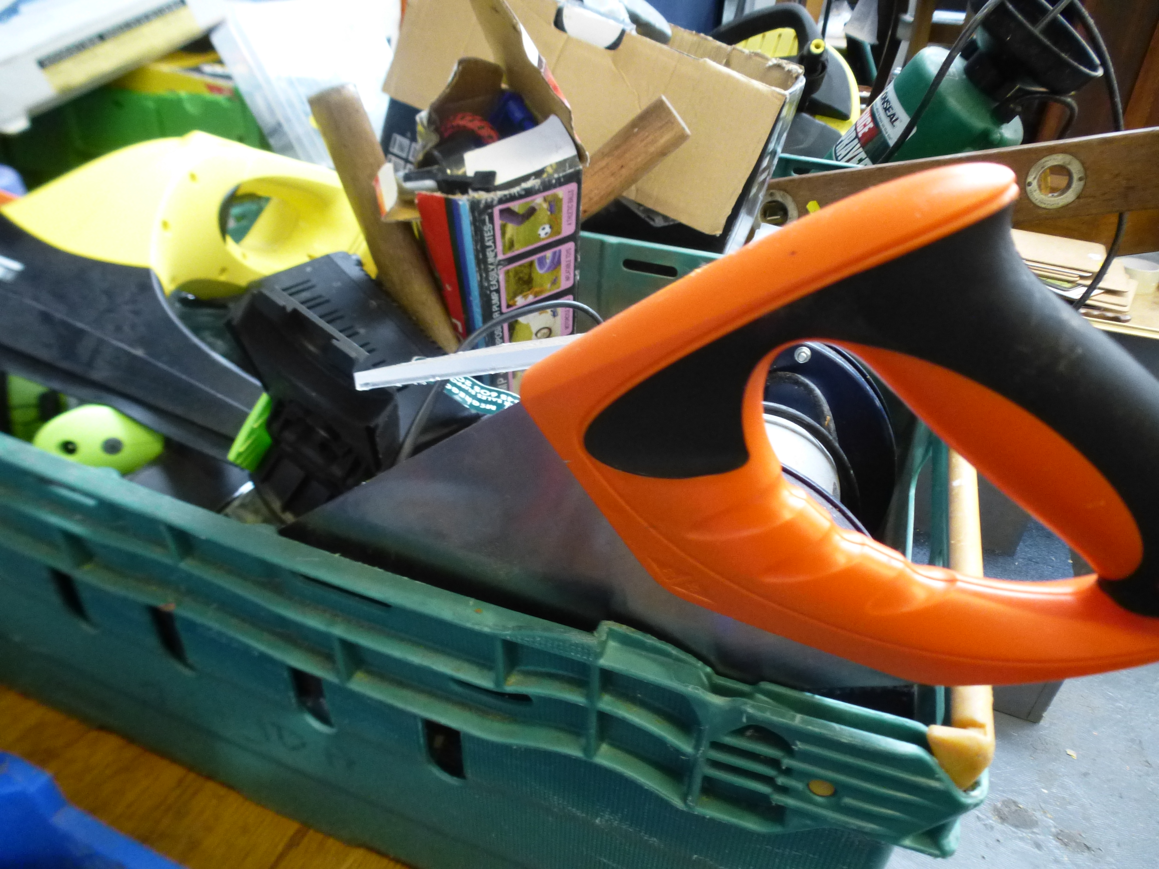 BOX OF ASSORTED TOOLS INCLUDING POWER TOOLS, GRINDER, NUTS AND BOLTS, WINDOW VAC, ACCESSORIES ETC - Image 5 of 6