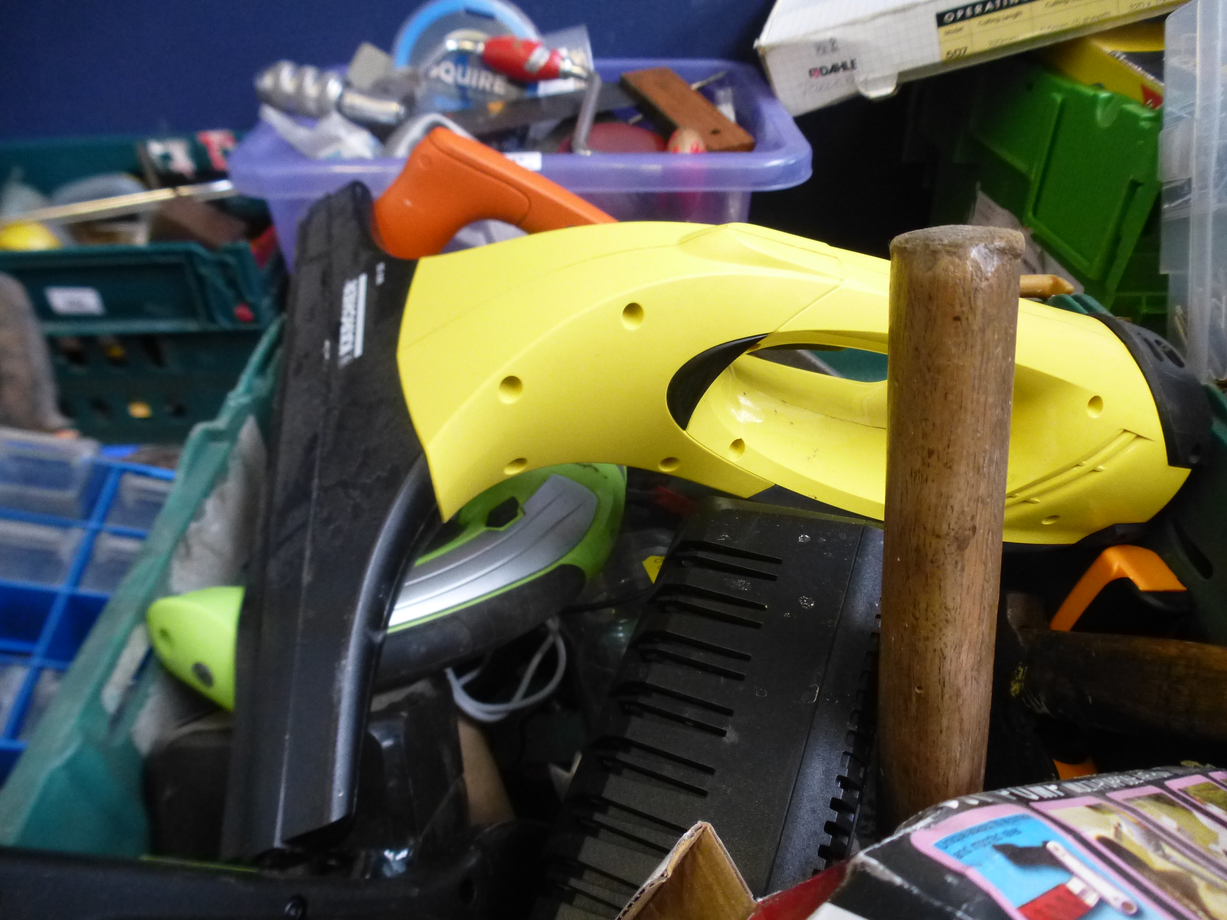 BOX OF ASSORTED TOOLS INCLUDING POWER TOOLS, GRINDER, NUTS AND BOLTS, WINDOW VAC, ACCESSORIES ETC - Image 2 of 6