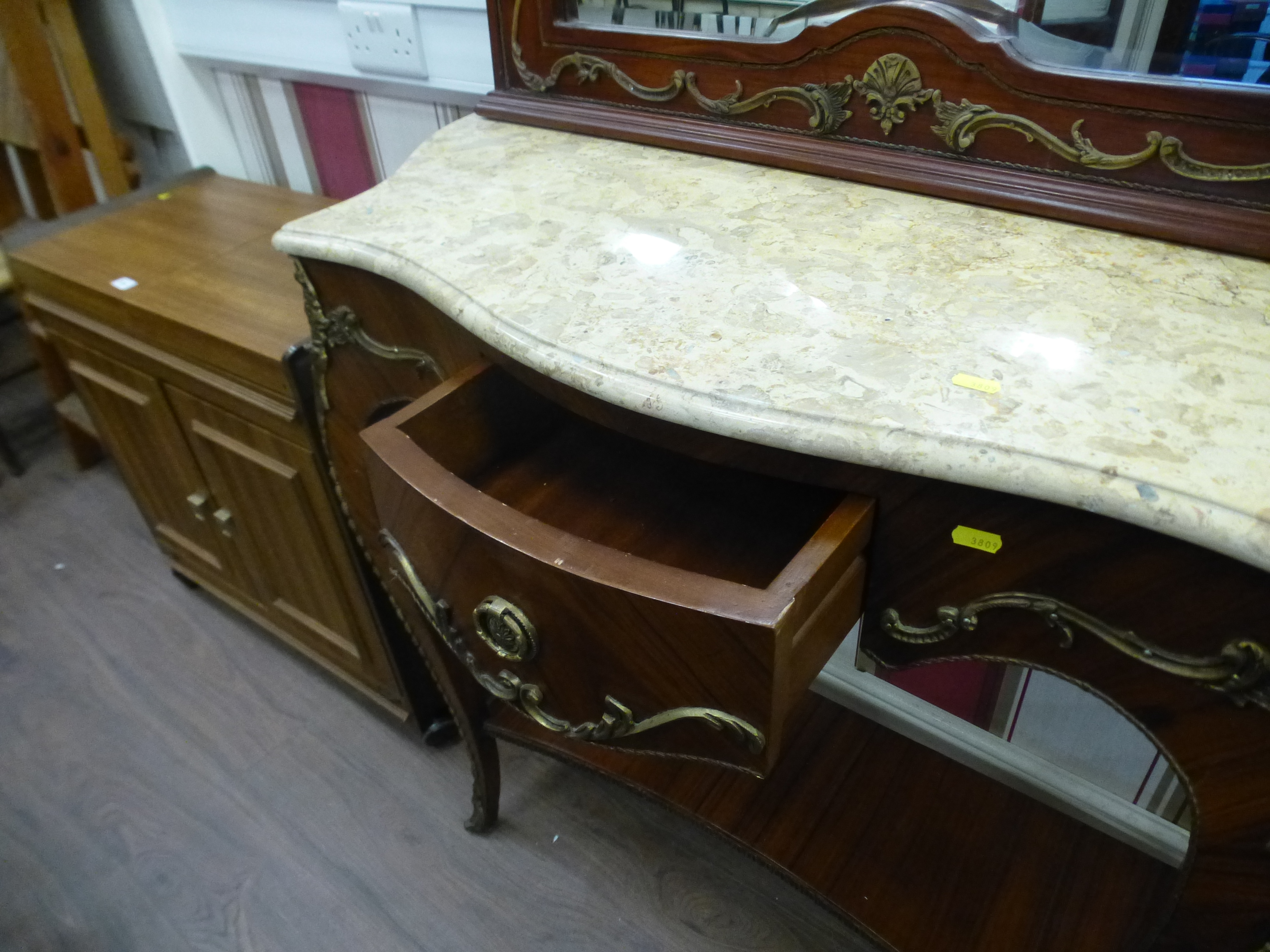 MARBLE TOP MIRRORED CONSOLE TABLE - Image 4 of 7
