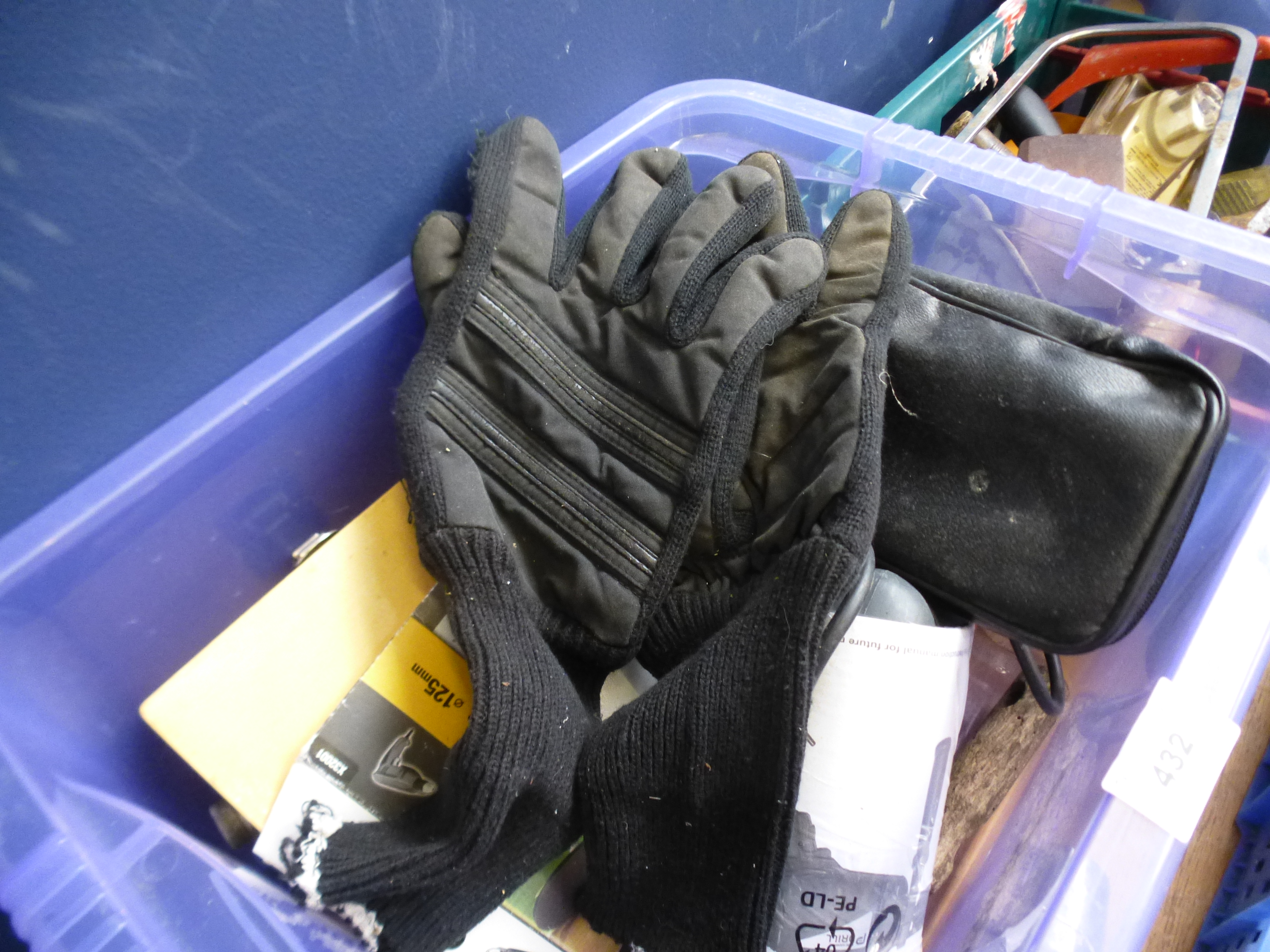 BOX OF ASSORTED TOOLS AND ACCESSORIES INCLUDING BLACK AND DECKER DRILL, HAMMER DRILL, GLOVES, TAP - Image 3 of 10