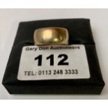 9k gold wedding band, w: 3.77 grams, size M