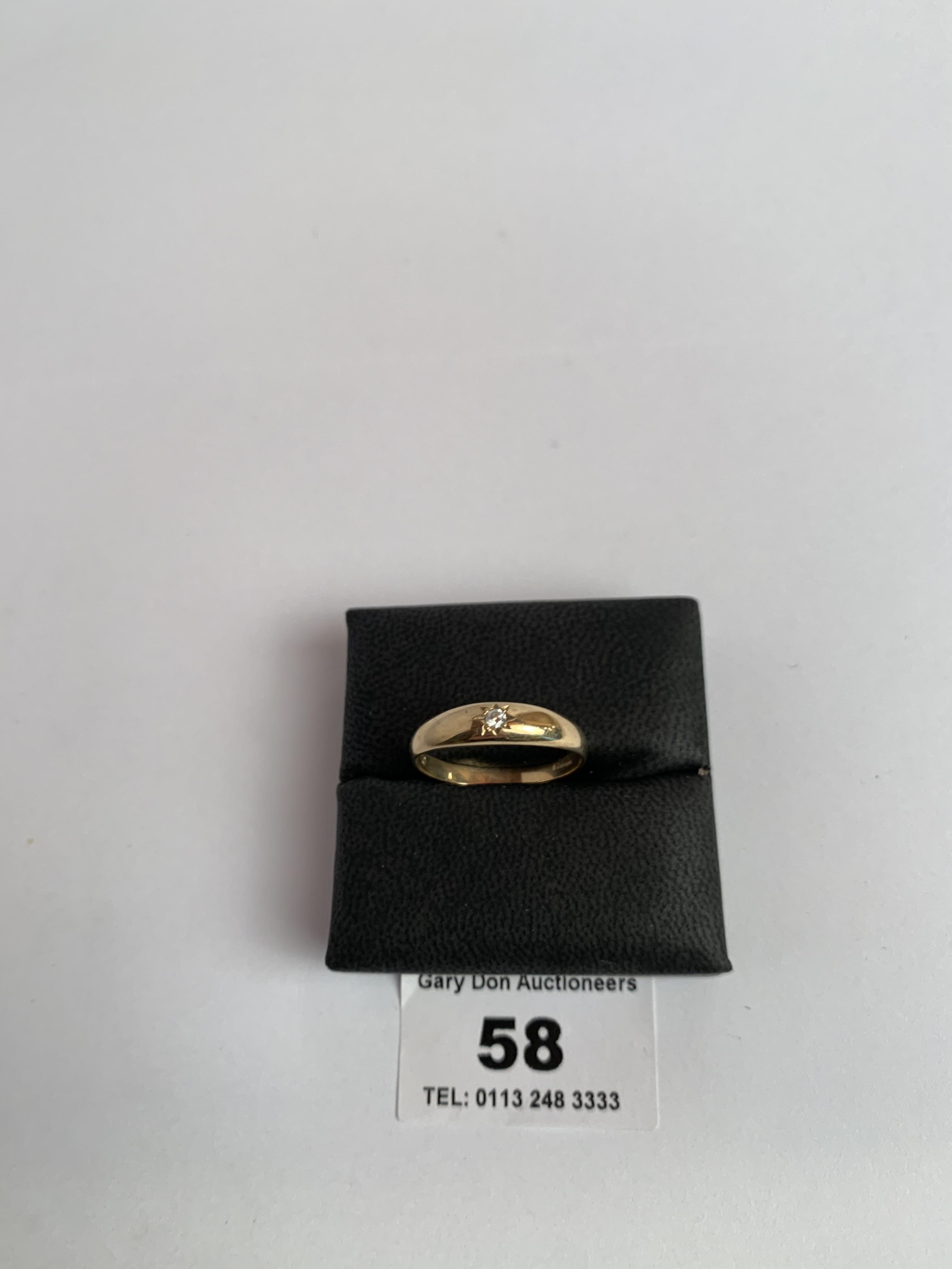 9k gold ring with small star diamond, w: 2.2 grams, size U/V