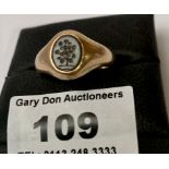 9K gold gents ring with black patterned seal, w: 7.9 grams, size Q