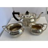 3 piece silver tea set: teapot, sugar and cream, total w: 24.35 ozt, Chester 1900/01