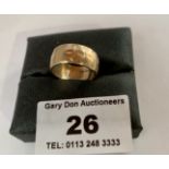 9k gold ring, w: 4.12 grams, size K