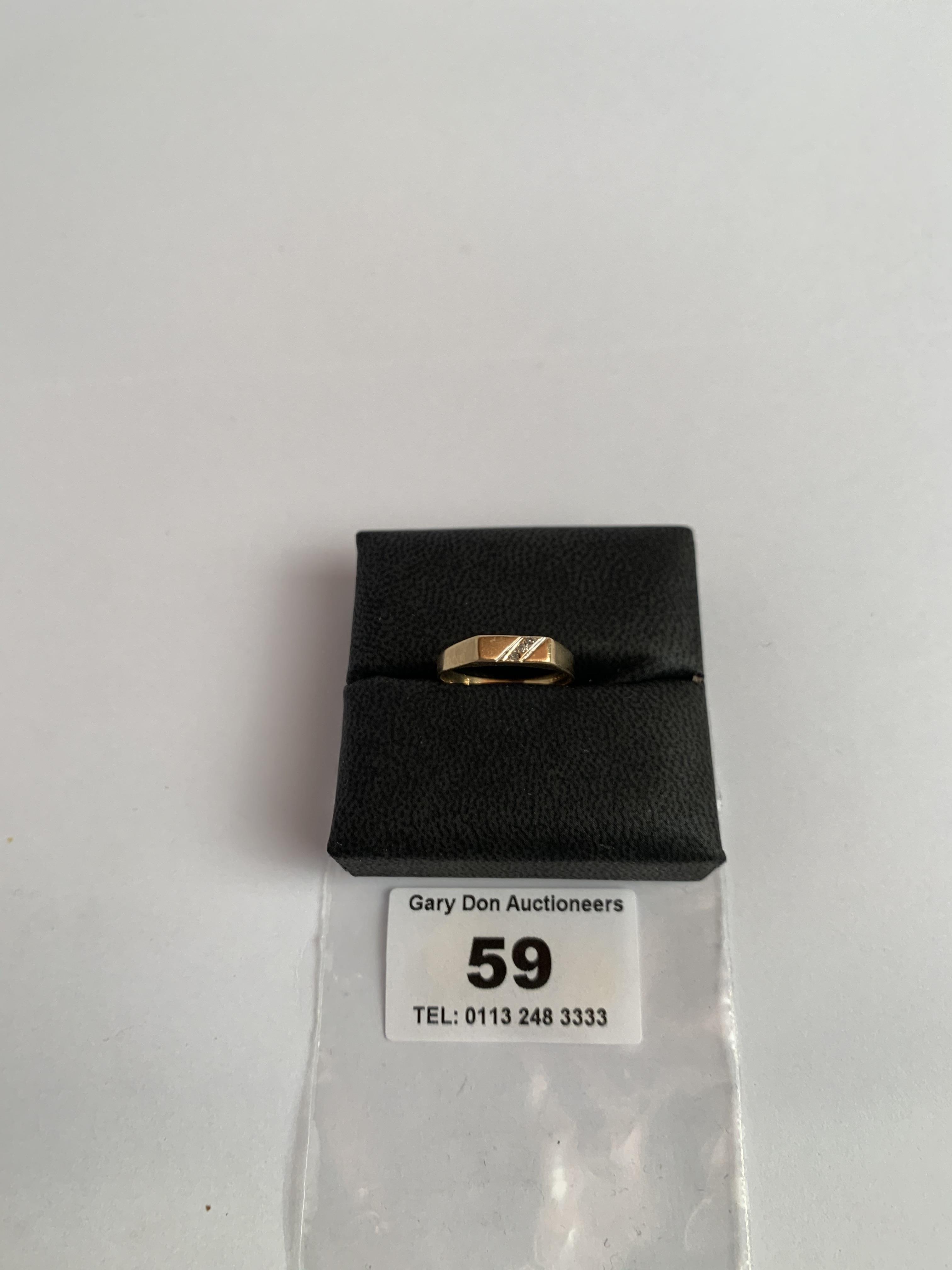 9k gold ring with diamond chips, w: 1.44 grams, size L