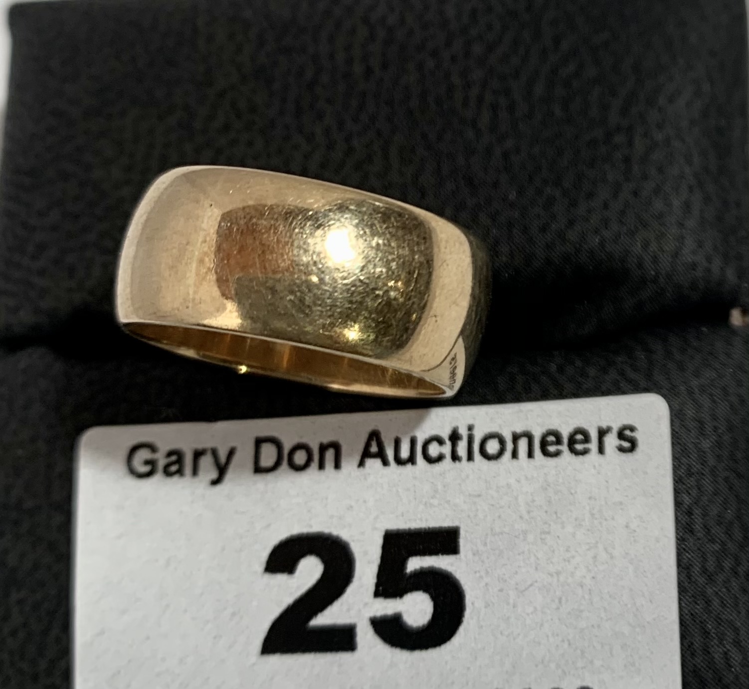 9k gold ring, w: 6.2 grams, size L