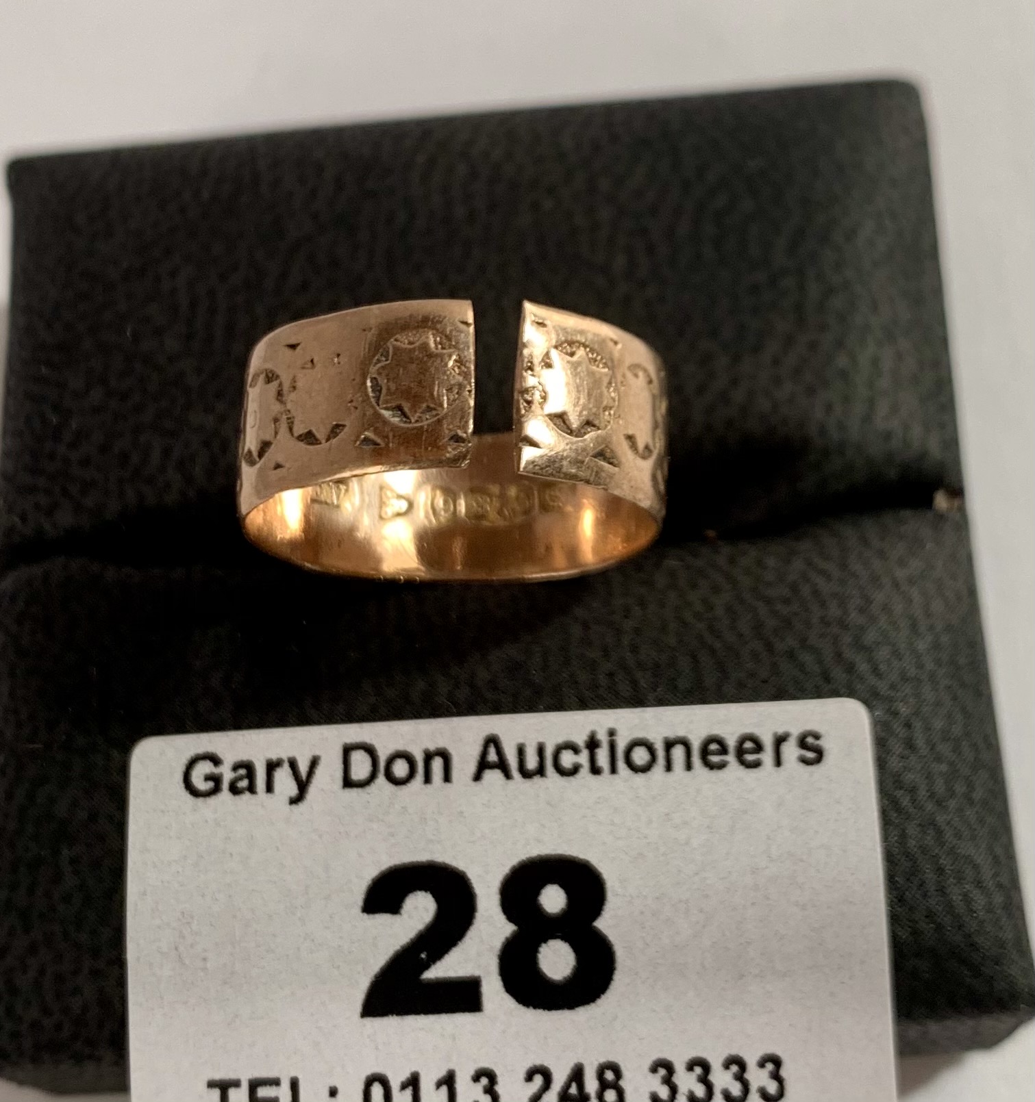 9k gold ring, broken, w: 2.12 grams, size K/L