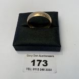 9k gold wedding band, w: 6.31 grams, size very large Z+