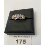 9K gold ring with opal stones w: 2.35 grams, size O