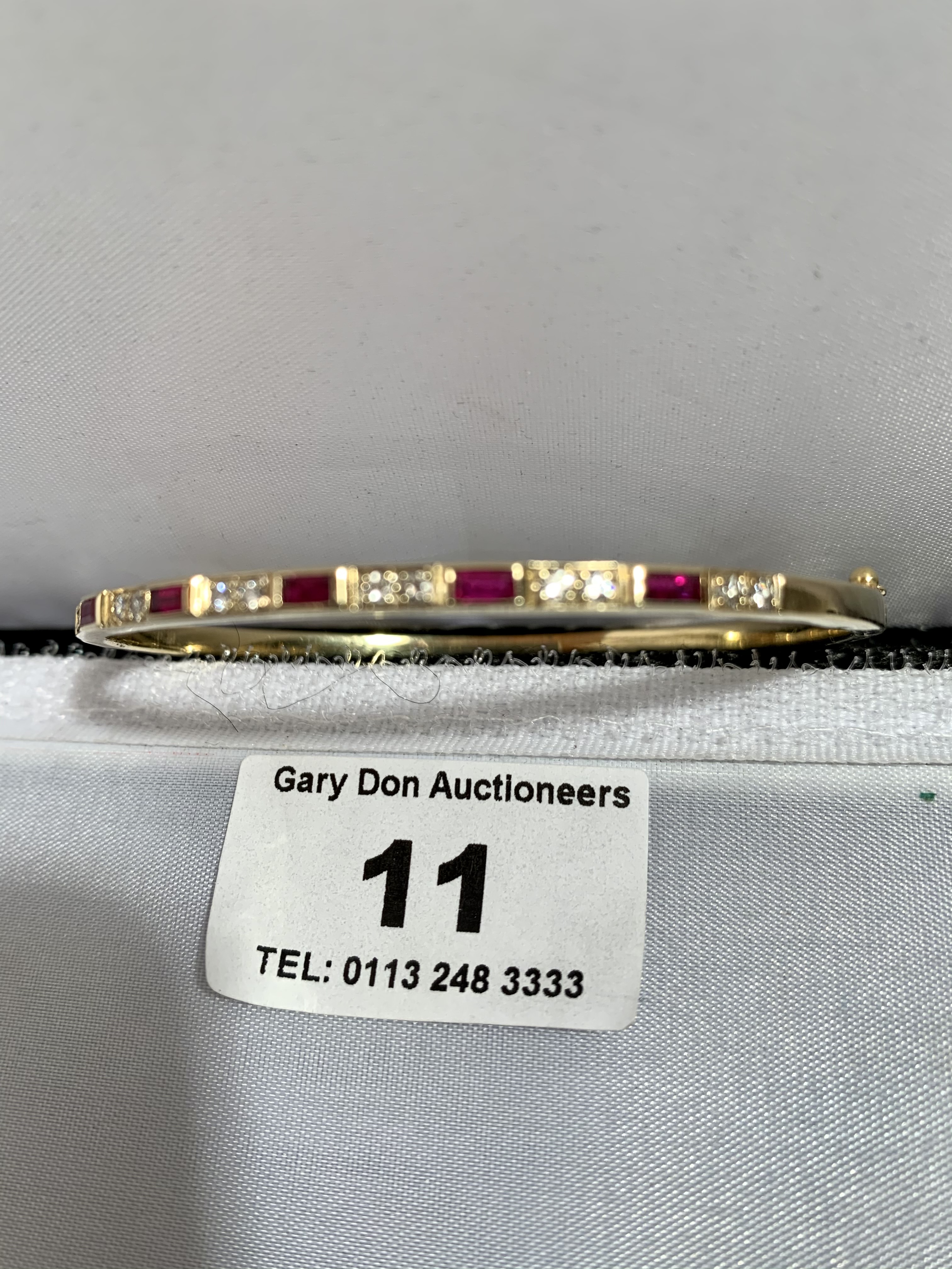 14k gold bangle with red and white stones, w: 7.85 grams