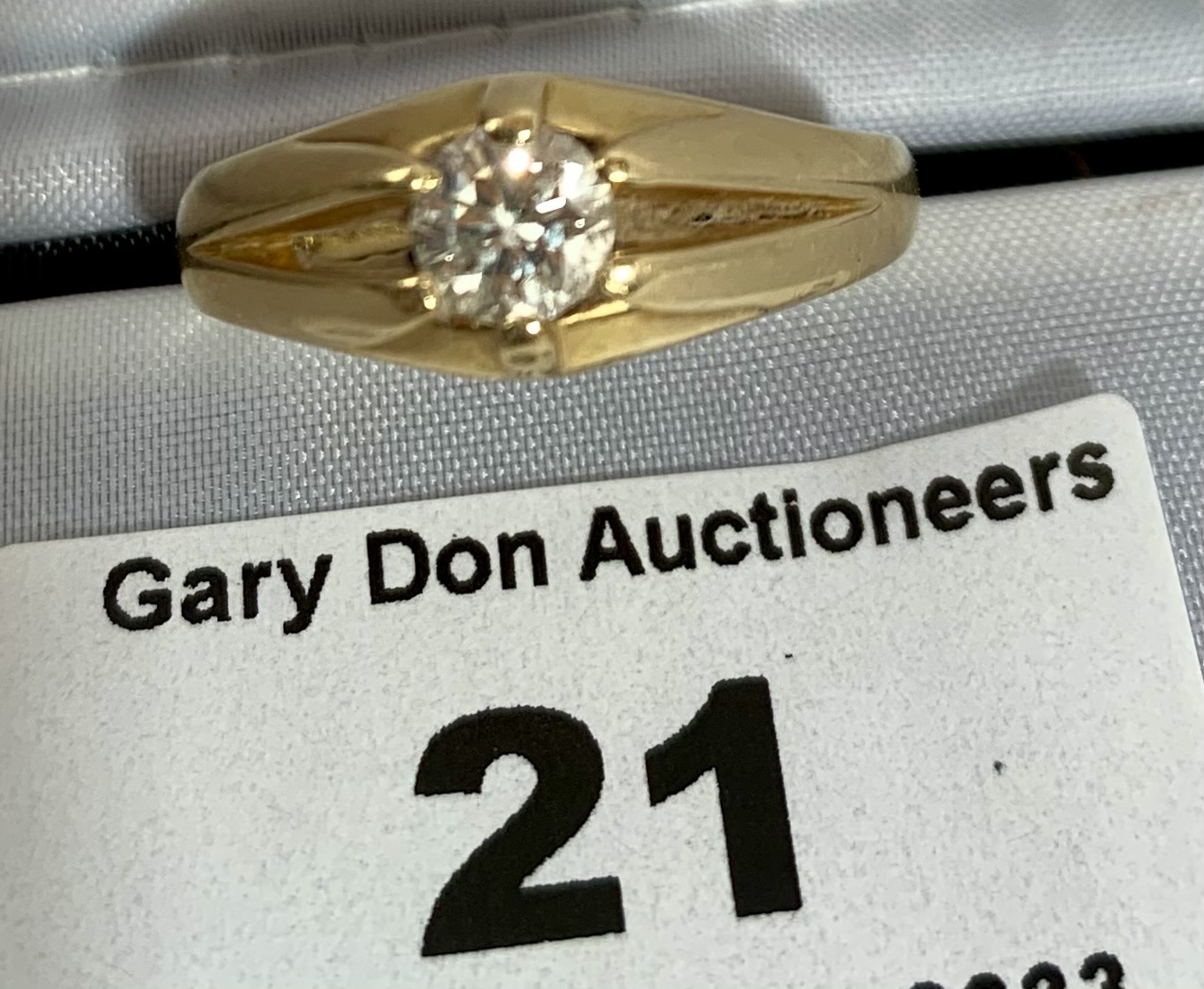 18k gold diamond ring, w: 5.95 grams, size R