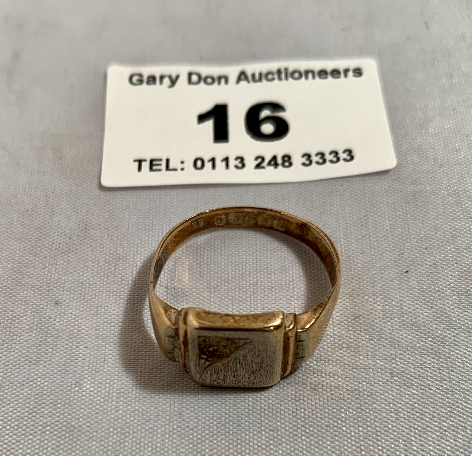9k gold signet ring, w:4.3 grams, size P
