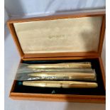 18k gold cased Parker set including fountain pen, ballpoint pen and propelling pencil