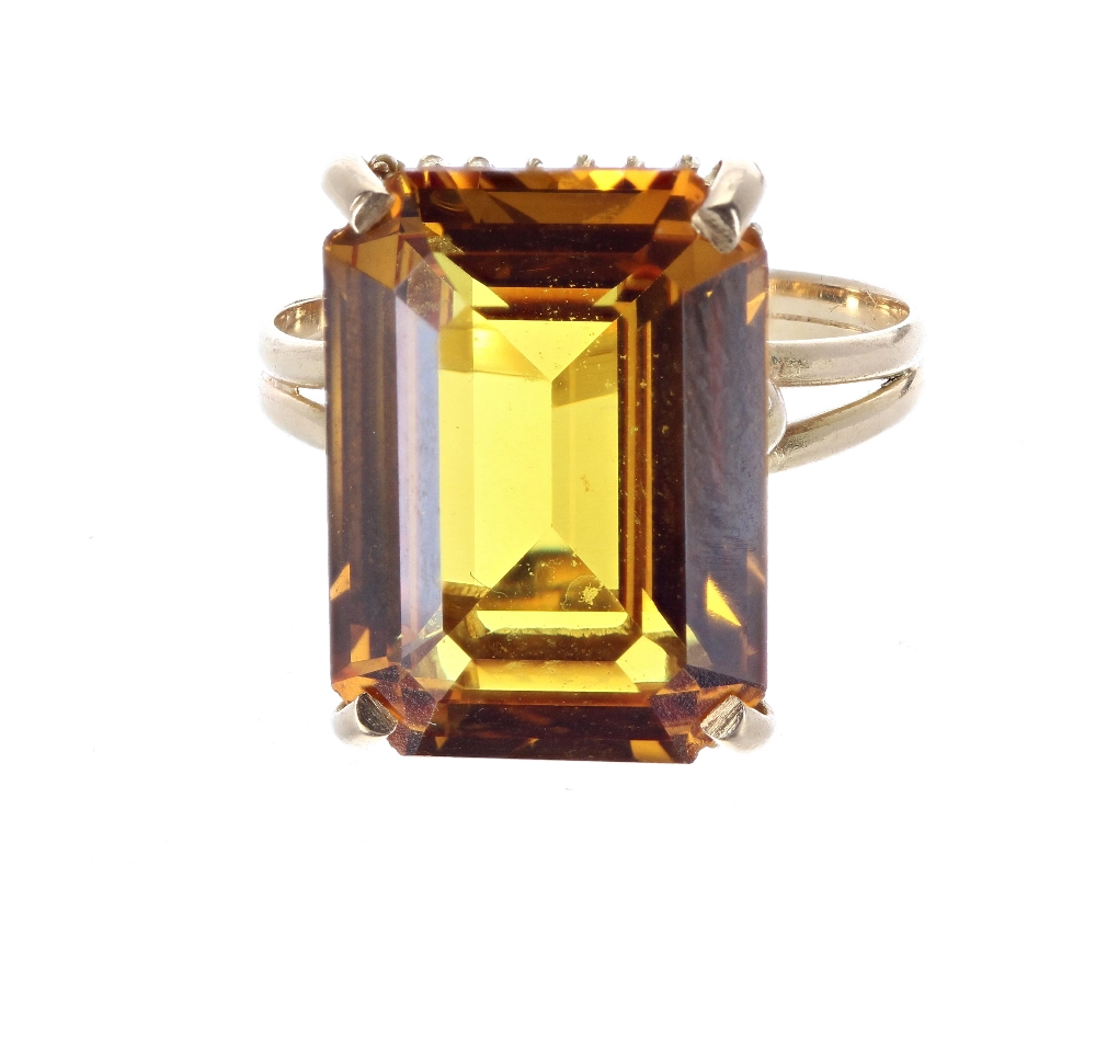 18ct citrine single stone dress ring, claw set in a yellow gold split shoulder shank with bead - Image 3 of 4