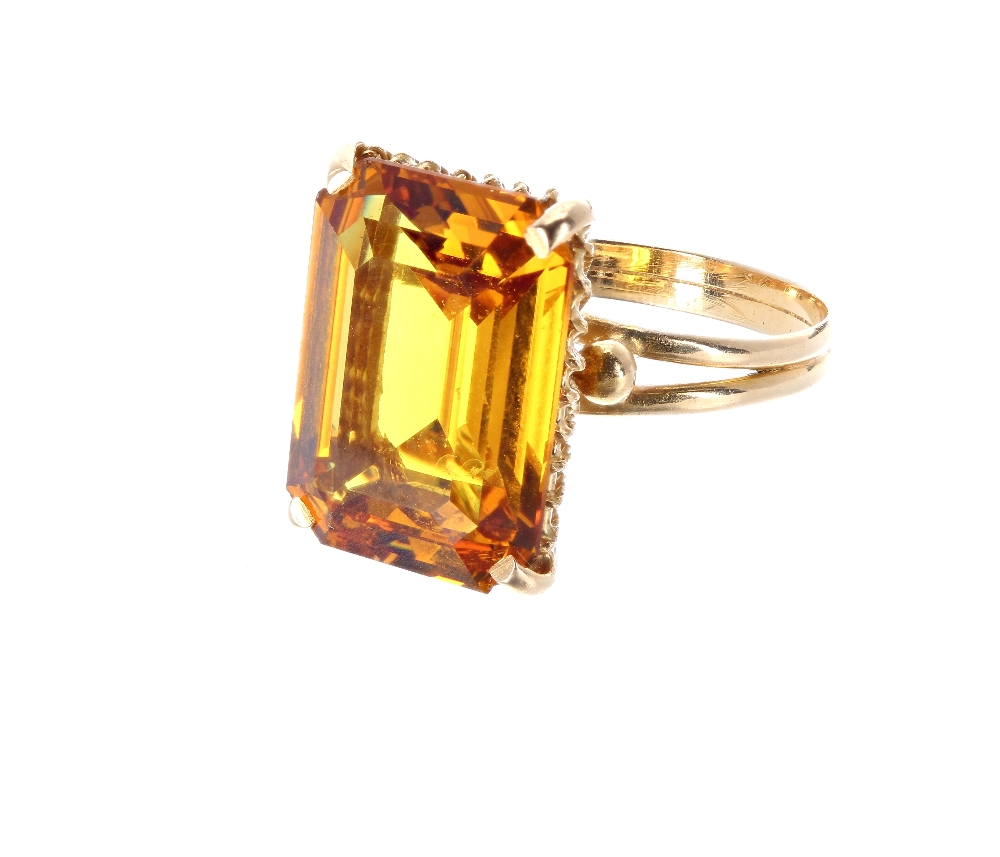 18ct citrine single stone dress ring, claw set in a yellow gold split shoulder shank with bead - Image 2 of 4