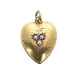 15ct heart pendant set with three seed pearls, 1.7gm, 19mm x 15mm