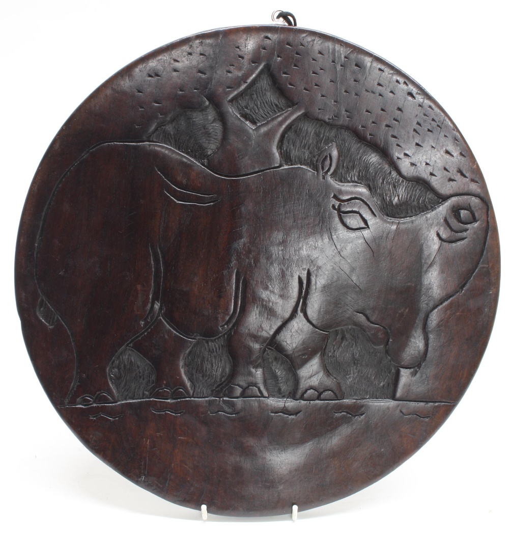 East African, Kenya - carved hardwood rhinoceros pattern plaque, with band of rhinoceros' and - Image 3 of 3