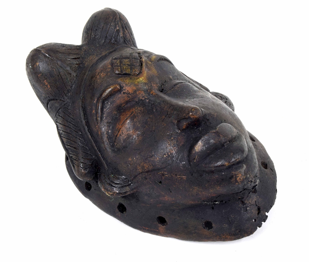 Early 20th century bronze Gabon tribal mask, modelled with lobed coiffure, typical geometric - Image 2 of 4