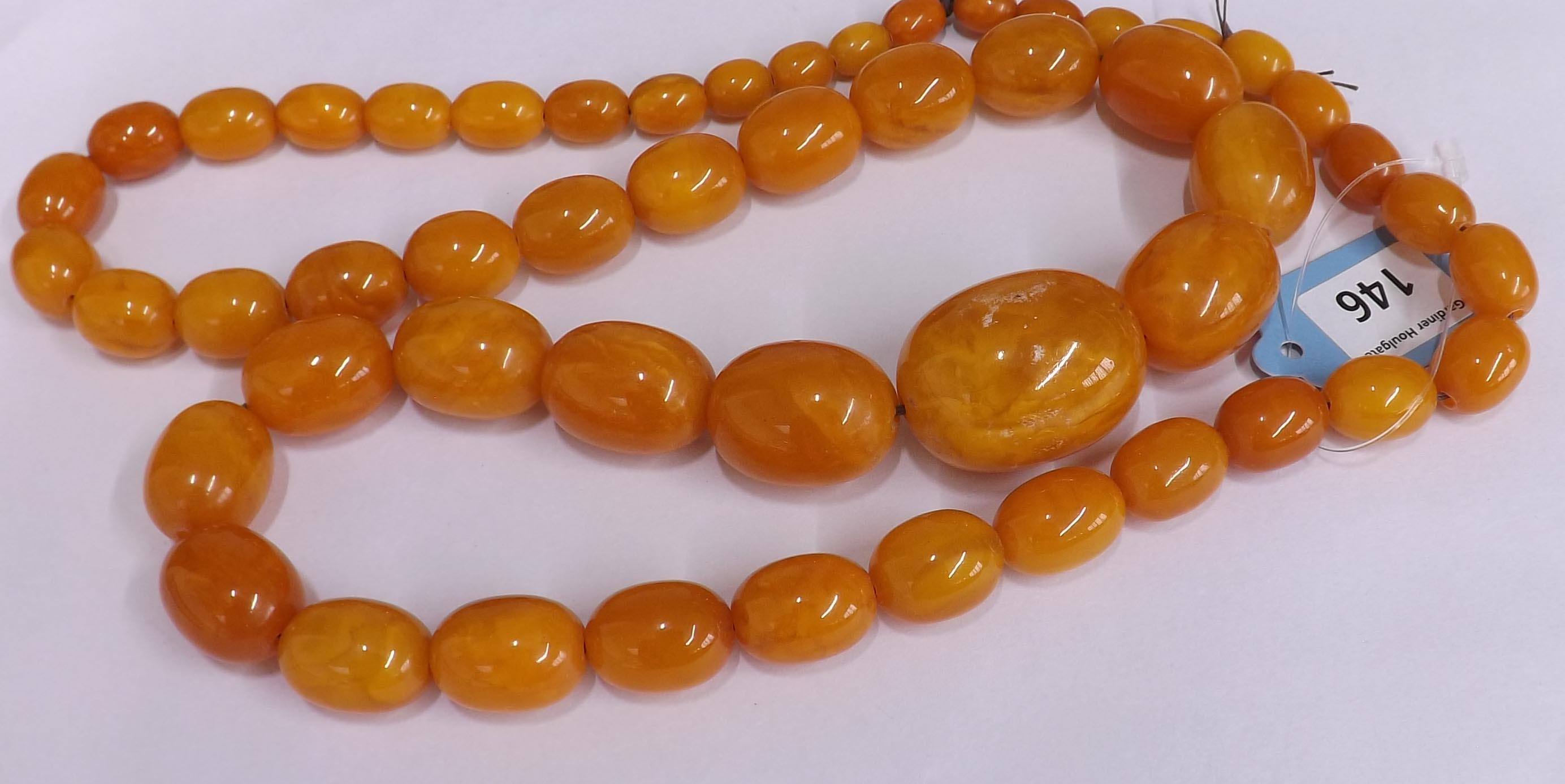 Graduated butterscotch amber bead necklace, consisting of 51 beads, 99.3gm, 10mm- 33mm, 30" long - Image 4 of 7