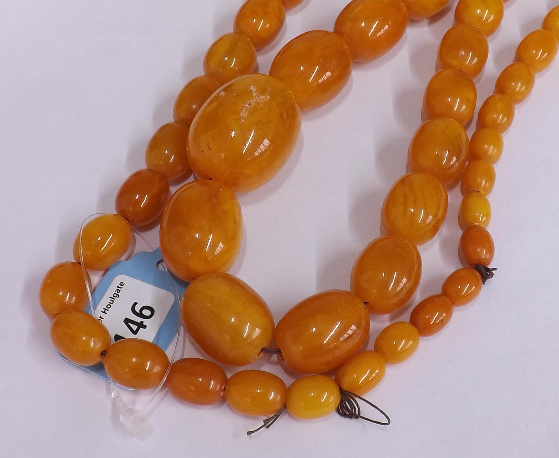 Graduated butterscotch amber bead necklace, consisting of 51 beads, 99.3gm, 10mm- 33mm, 30" long - Image 3 of 7