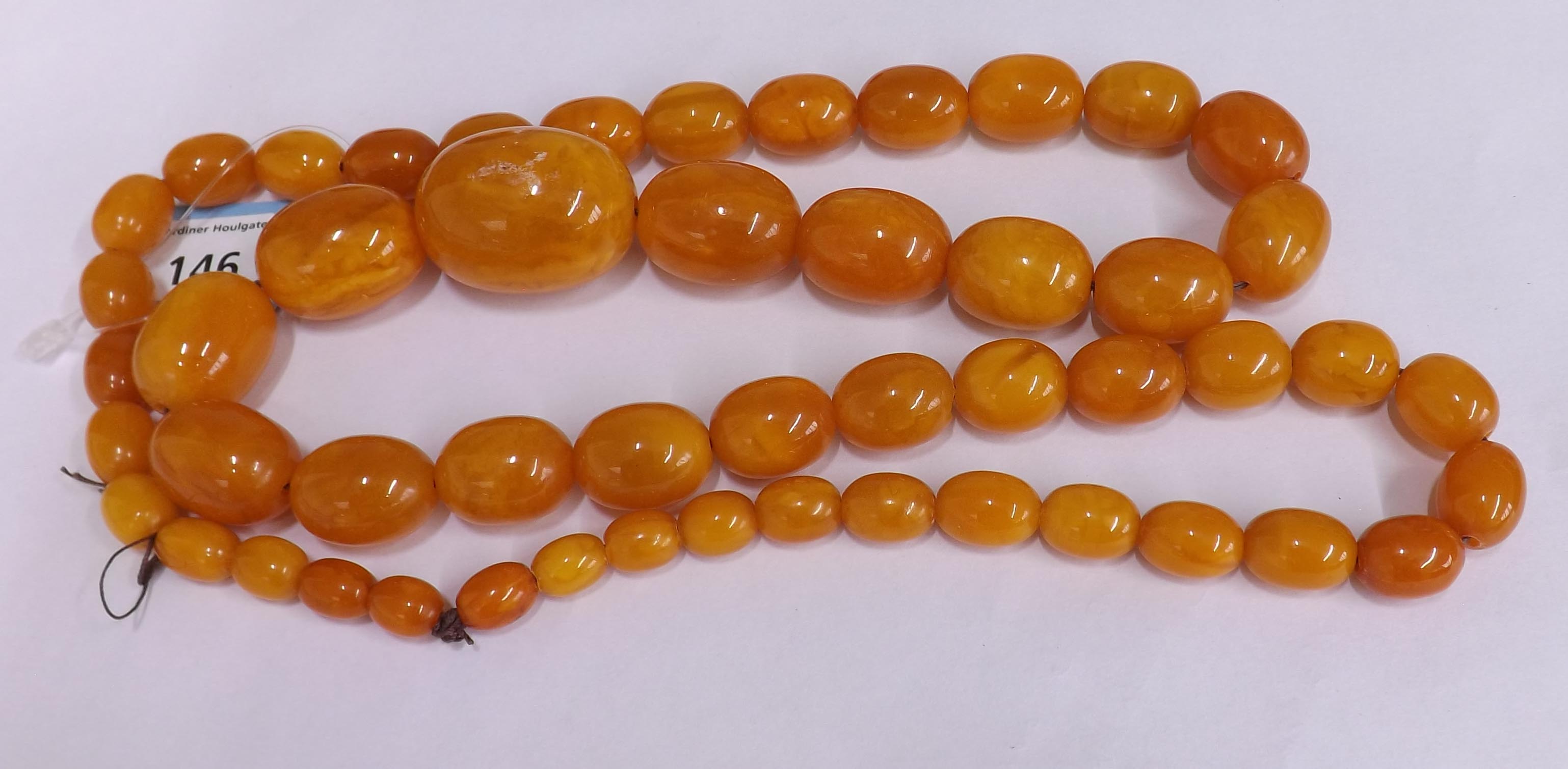 Graduated butterscotch amber bead necklace, consisting of 51 beads, 99.3gm, 10mm- 33mm, 30" long - Image 2 of 7