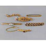 Collection of five various antique 9ct bar brooches; together with a vintage 9ct tie pin, 9.8gm (6)