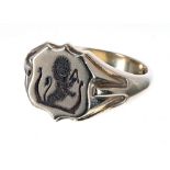 9ct gentleman's intaglio ring depicting a lion family crest, Birmingham 1972, 7.6gm, ring size U