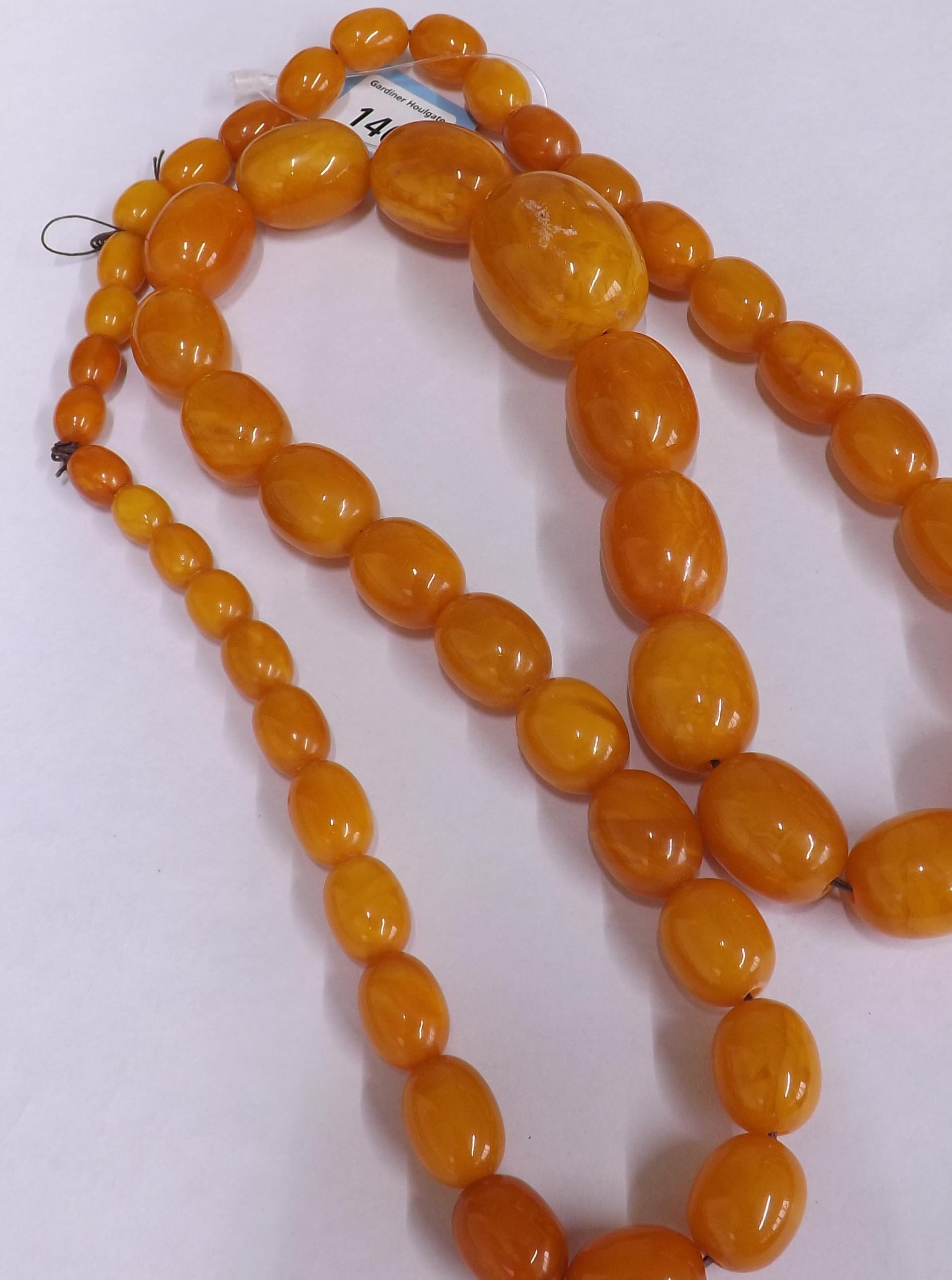 Graduated butterscotch amber bead necklace, consisting of 51 beads, 99.3gm, 10mm- 33mm, 30" long - Image 5 of 7