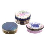 Bilston enamel pill box with hinged cover decorated with two doves inscribed 'Love for LOVE' inset