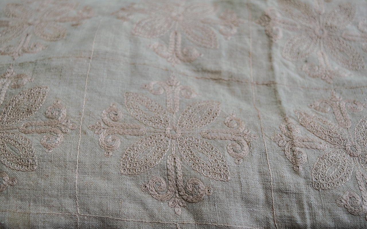 Antique Embroidered Table Cloth of large size, finely stitched in pointe to the central panel. - Image 2 of 2