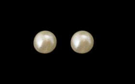 A Pair of 14ct Gold Pearl Stud Earrings. In excellent condition, in gift box.