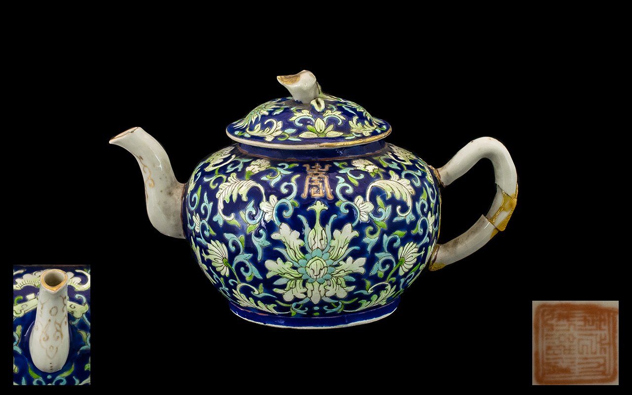 A Small Chinese Teapot in the Famille Ro - Image 2 of 2