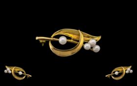 Ladies - Attractive 9ct Gold Brooch Set with Pearls.