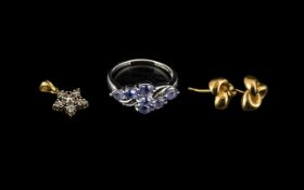 Small Collection of 9ct Gold Jewellery, to include a pair of knot style stud earrings,