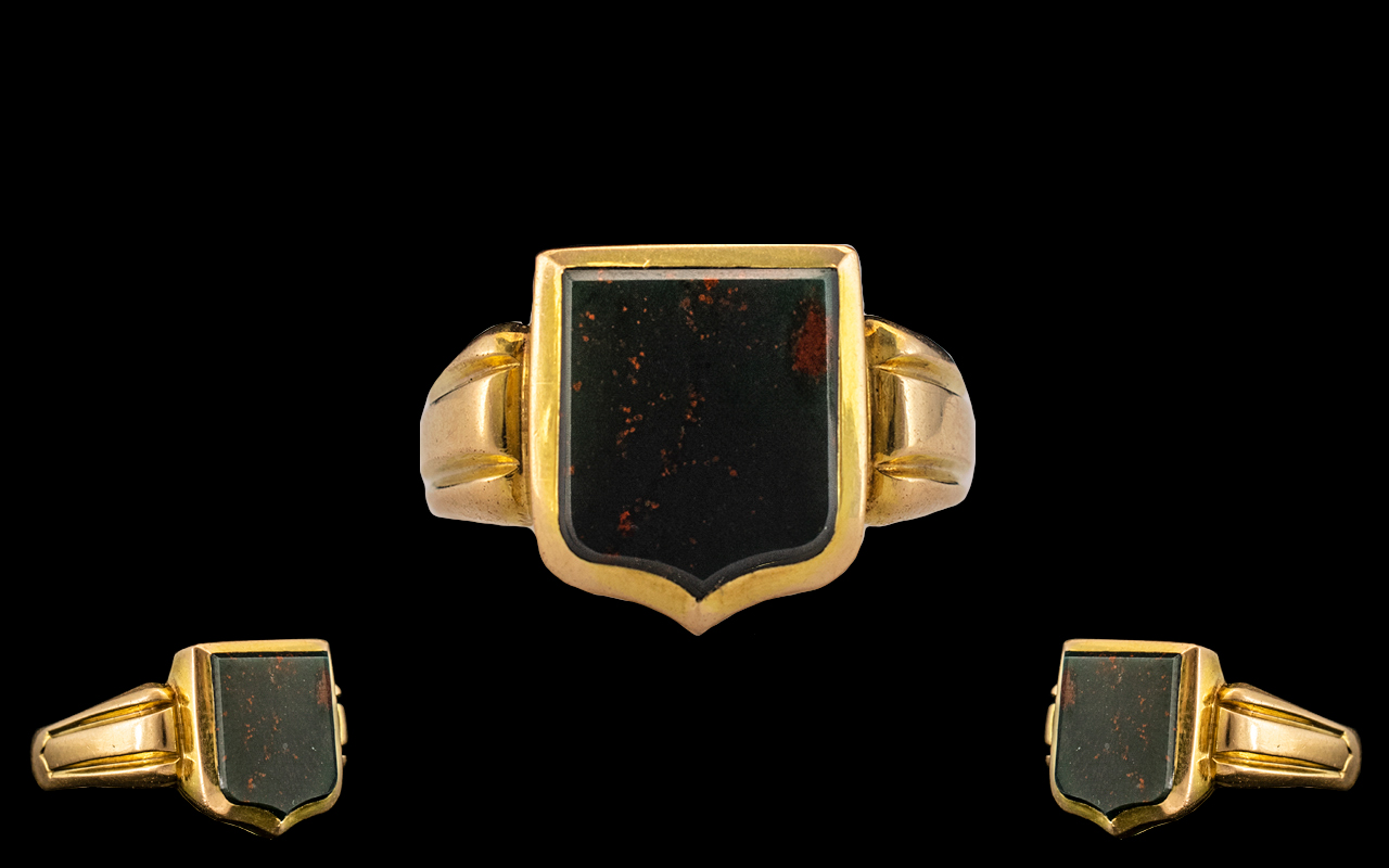 Edwardian Period Top Quality 15ct Gold Shield Shaped Bloodstone Set Dress Ring In Well Designed