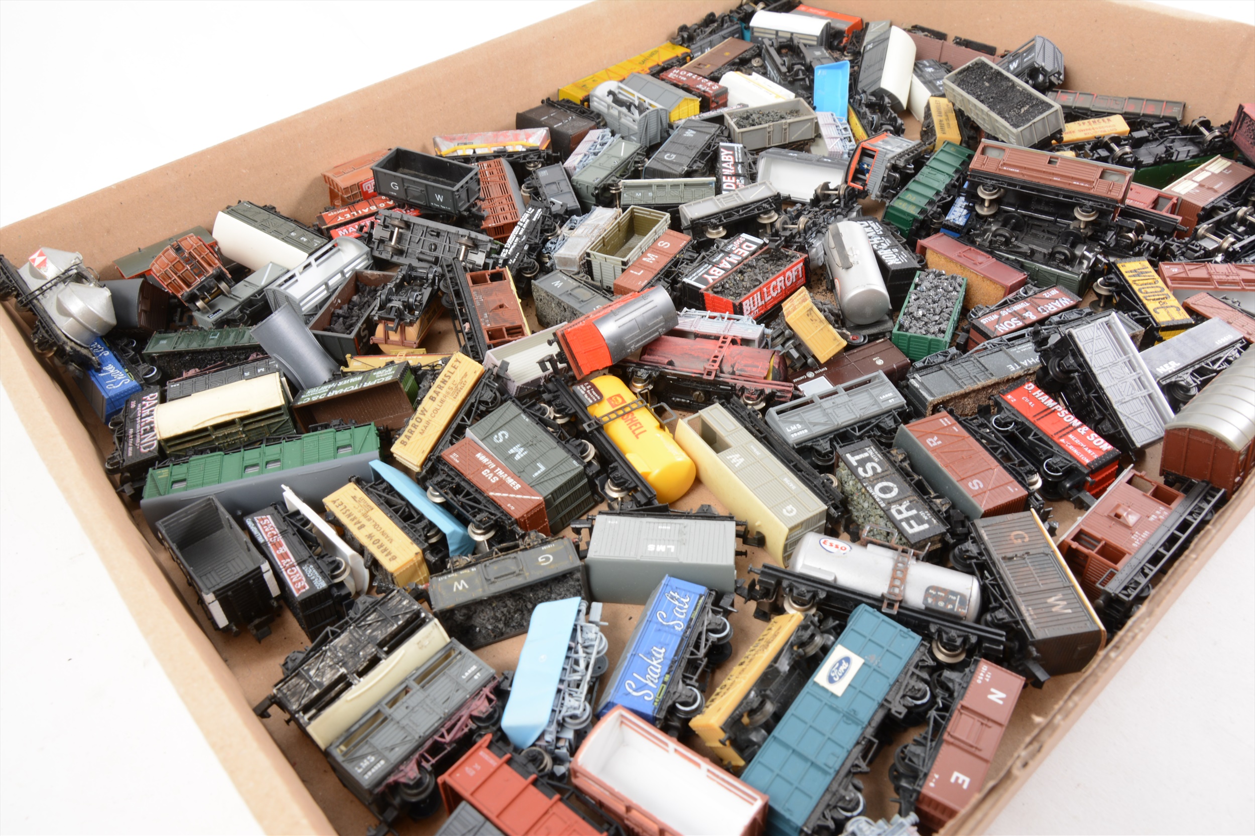 N gauge model railway wagons and rolling stock; a large collection of loose examples, aprox 120+ - Image 2 of 3